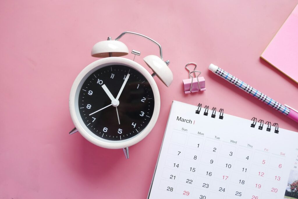 Analog alarm clock representing SLA response and resolution time commitments