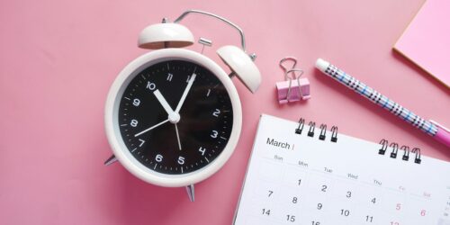 Analog alarm clock representing SLA response and resolution time commitments