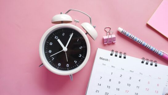 Analog alarm clock representing SLA response and resolution time commitments